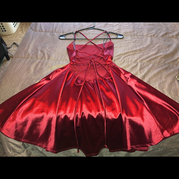 Backless short red Windsor dress - Picture 2 of 5